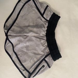 Lulu lemon Tracker Short 2.5"